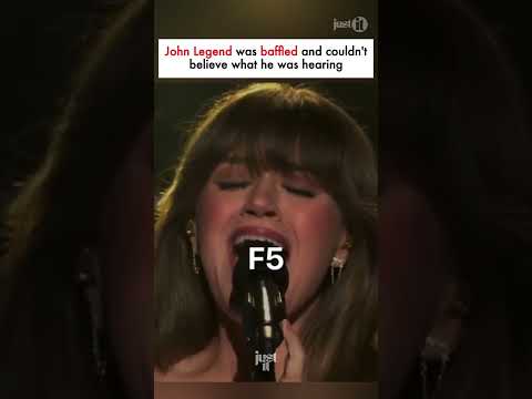 Kelly Clarkson and Ariana Grenade hit 3 notes at once