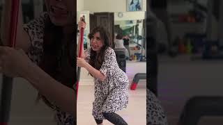 ¿Quién más anda en modo #siempreyo? 🧹🧼🪣🧽🚽🪠🧺🛏🍳 #gloriatrevi #misoundtrackvol2 #ellassoyyo