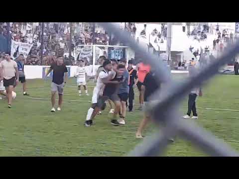 Hinchas del club General Paz Juniors se pelearon con los jugadores tras quedar eliminados