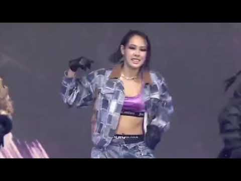 HOLY BANG STREET WOMAN FIGHTER CONCERT / SWF: ON THE STAGE