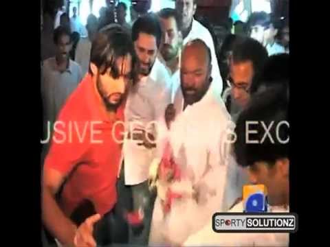 SHAHID AFRIDI ATTACKS FAN AT AIRPORT