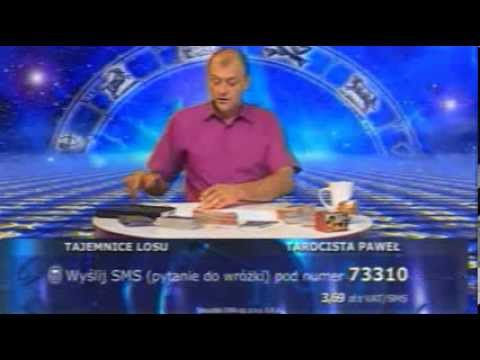 Wróżbita śpiewa przed programem 