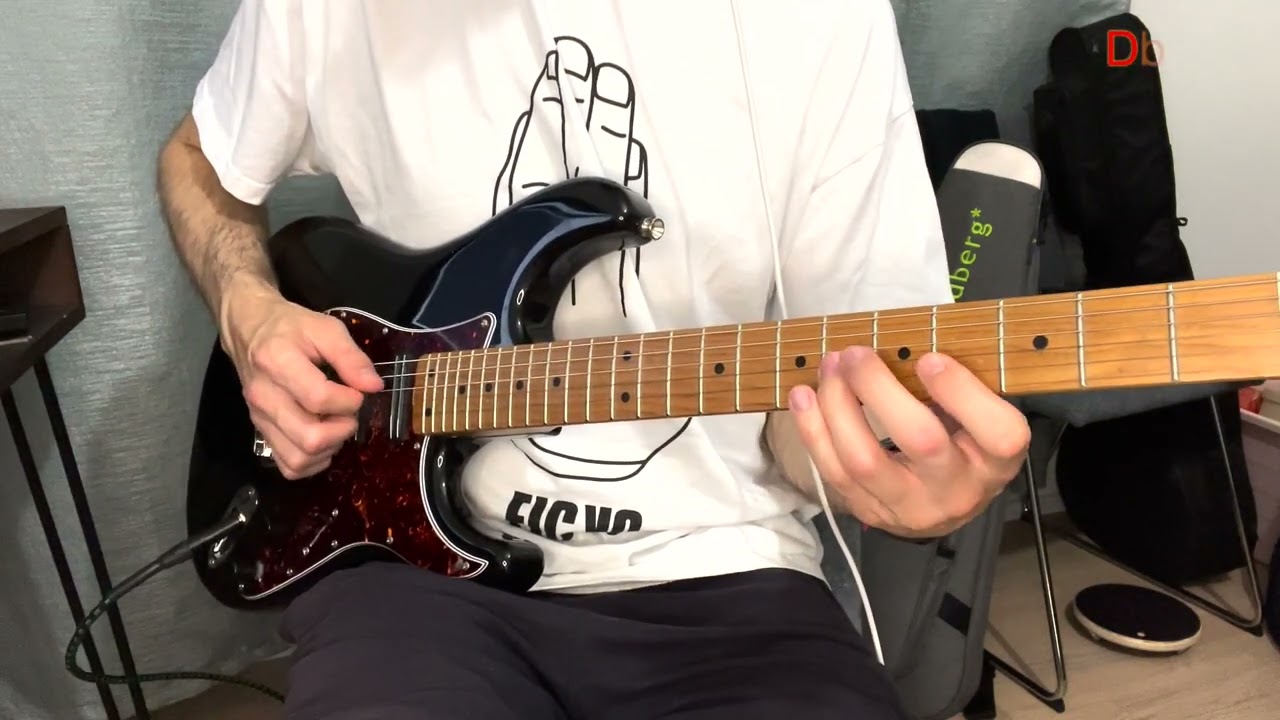 Roberto Barlocci playing perfect fifth intervals on electric guitar