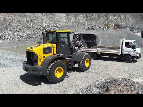 Dezzi CMI 940 Wheel Loader loading material at a quarry