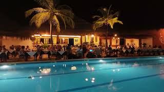 Diner au bord de la piscine de l'Hôtel Neptune.