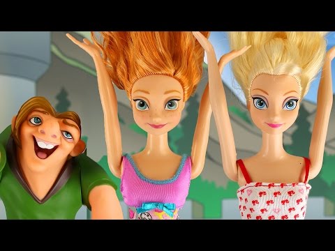 Elsa y Anna Encuentran a Un Monstruo en el Castillo. Con Frozen y Princesas de Disney.