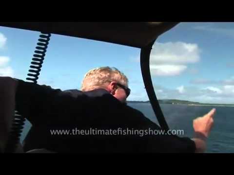 Il pêche à mains nues en sautant d'un hélico