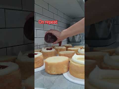 Filling Mini Cakes Bakers Life #bakerslife #filling takes #cakedecorating #spongecake