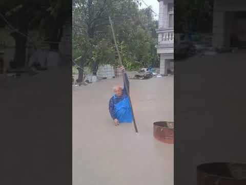 台南關廟民宅1樓淹沒 男子撐竹竿出門