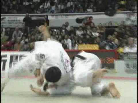 Sode-tsuri-komi-goshi par Masahiko Tomouchi (JPN)