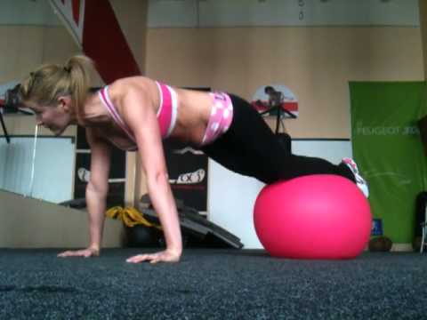 Exercise Ball Pull-In - workoutdays.com - Let&#39;s train every day