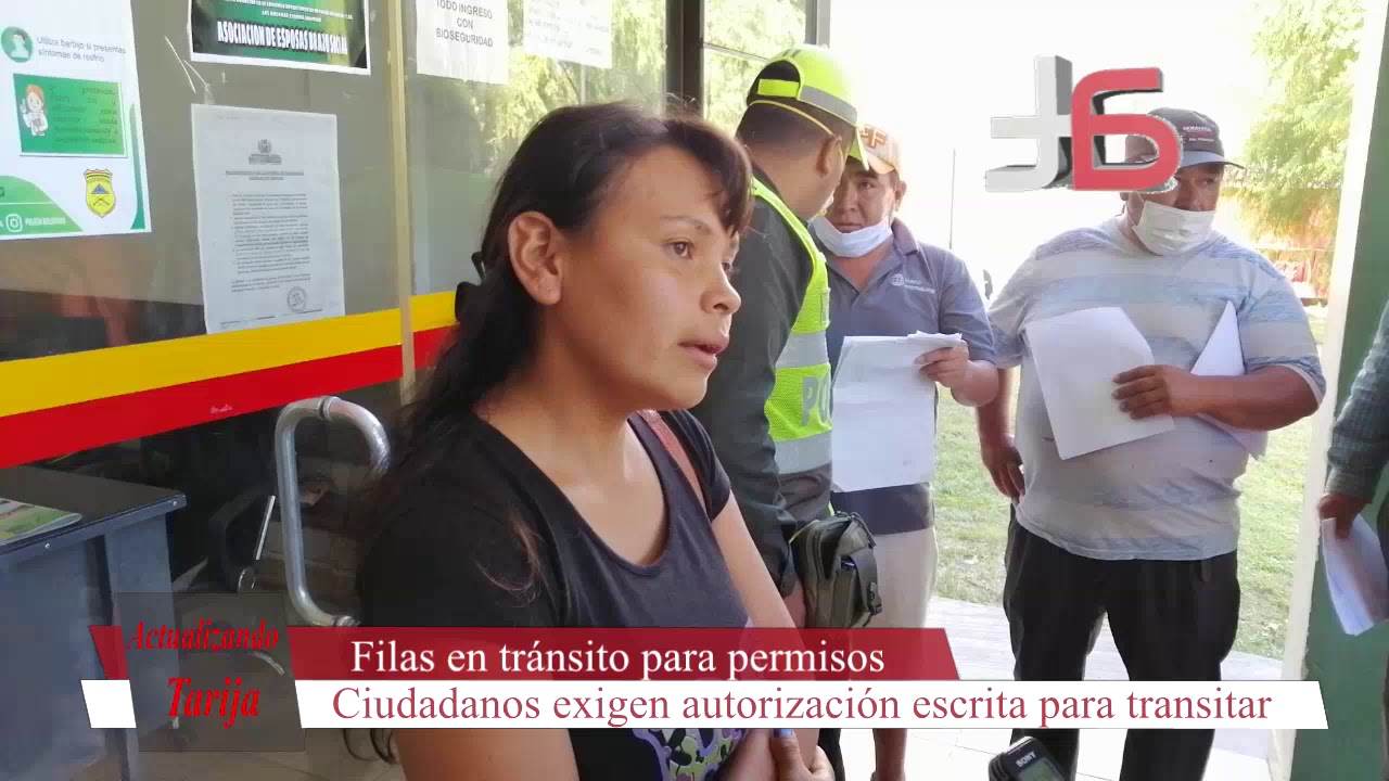 En Tarija, decenas de ciudadanos solicitaban permisos de tránsito en la policía.