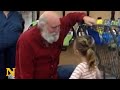 Little Girl Mistakes Old Man For Santa Claus And He Adorably Plays Along ️