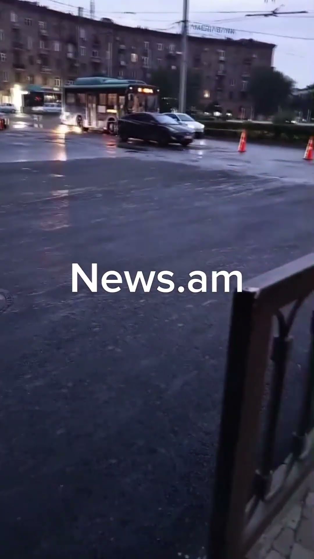 Շենգավիթում անձրեւի տակ ասֆալտ են անում
