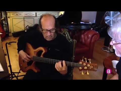 Paco de Lucía playing bass guitar (precious video)