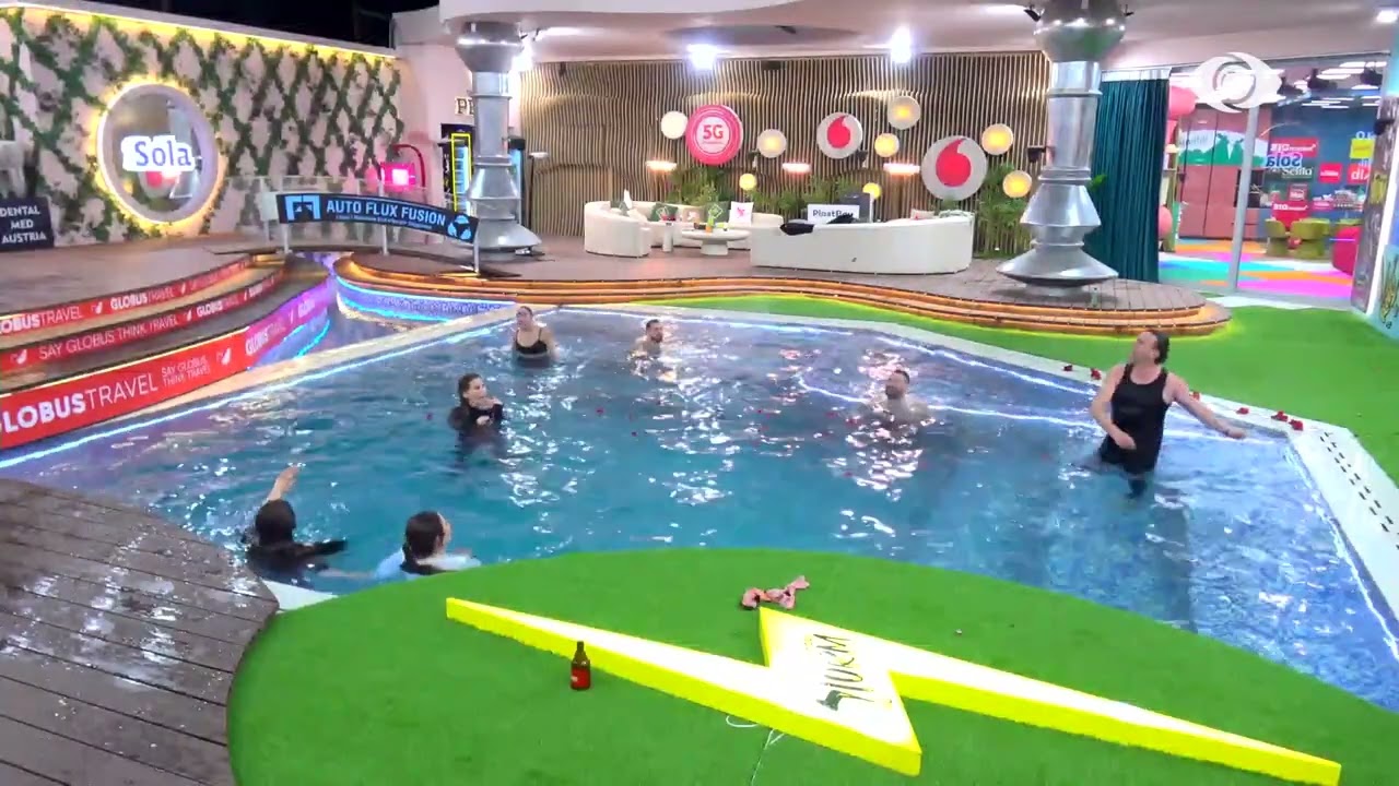 Laerti u hedh petale trëndafilash banorëve teksa lahen në pishinë