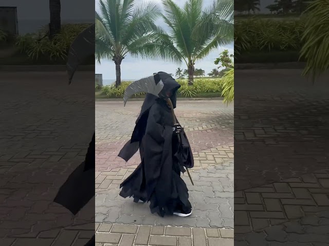 Vídeo relacionado con ELINA Disfraz Grim Reaper,con Guadaña de la Muerte y Guantes Gafas Brillantes y Máscara,Capa Negra con Capucha Halloween Carnival Sensemann Cosplay Disfraz