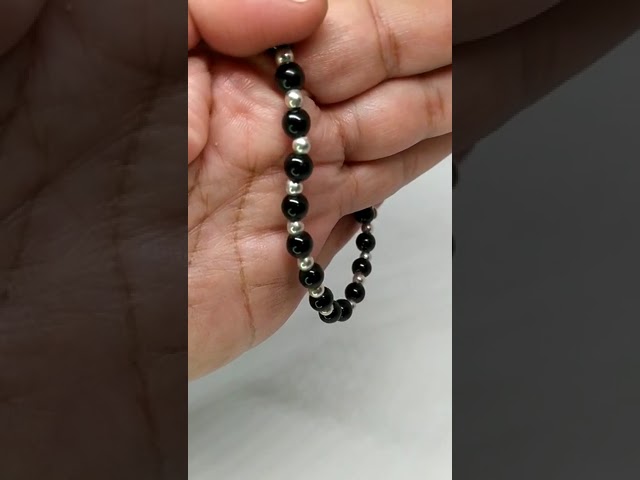 Vídeo relacionado con Wendalern Collar cuadrado de piedras preciosas con colgante de ónix negro, cadena de cuentas doradas, collar cuadrado geométrico de cristal negro, collar de declaración de piedra natal de cristal