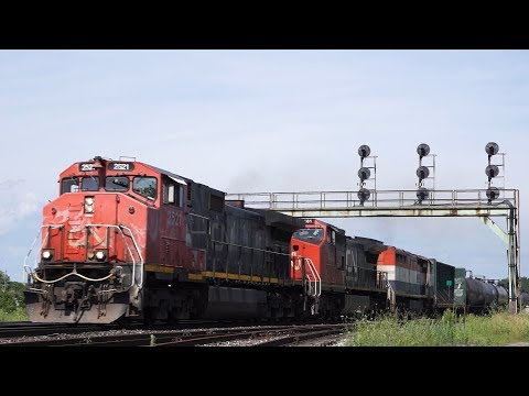 Classic GEs! CN A435 - CN 2521 West at Paris (July 20 2019)