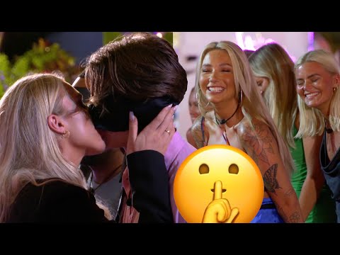 Tjejerna tar chansen att kyssa sina drömpartners under "kiss and guess" i Love Island Sverige 2023