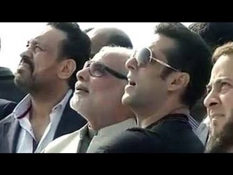 Salman Khan flies a kite with Narendra Modi Salman Khan flies a kite with Narendra Modi