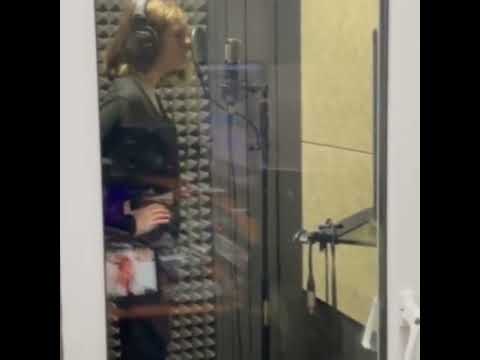 Zlata Dzyunka (🇺🇦 JESC 2022) recording the revamp of Nezlamna