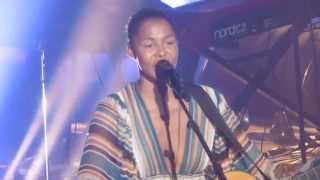 Ayo. Folies Bergère 09.06/2014 "Teach love"