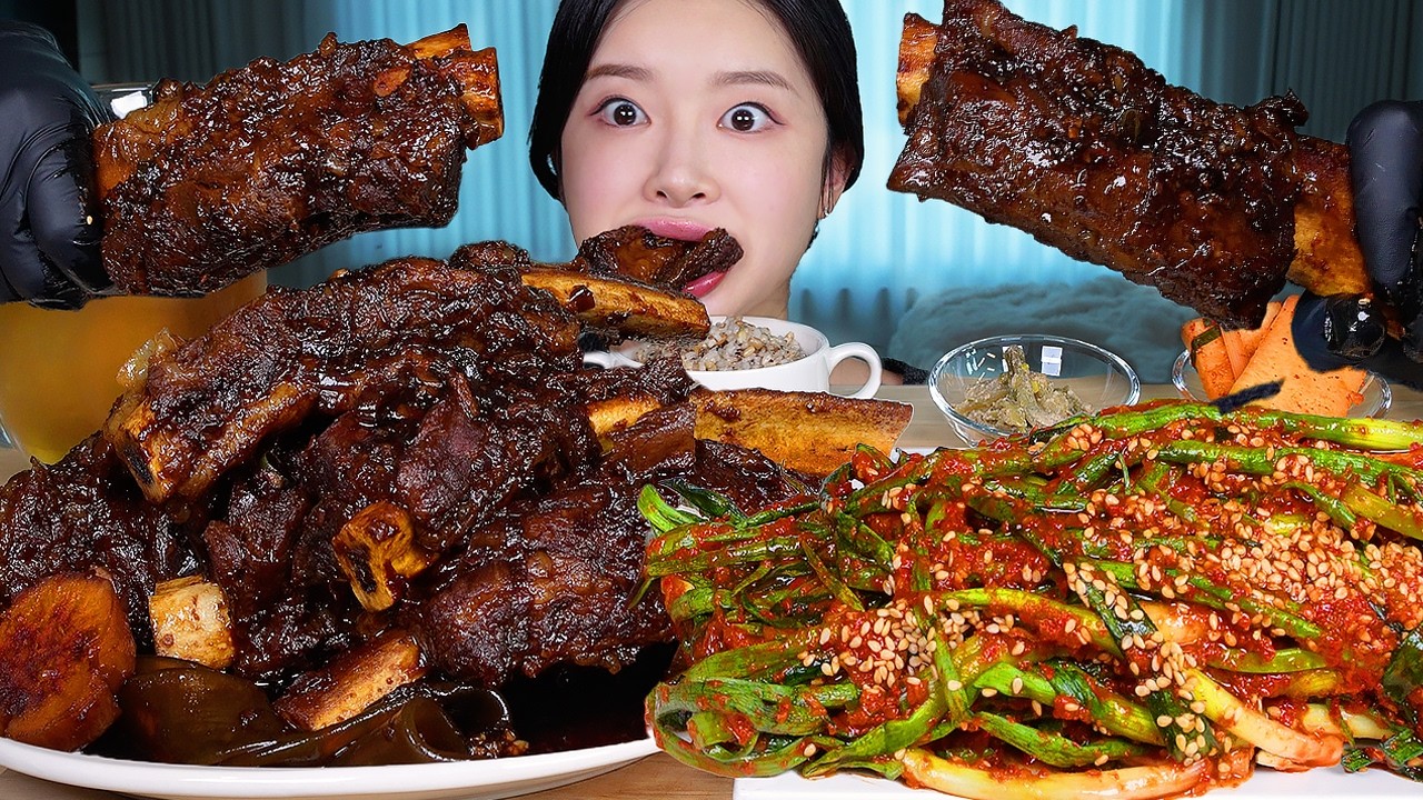 ASMR MUKBANG | 뼈가 쏙! 빠지는 매콤달콤  대왕소갈비찜 🍖 매운파김치 먹방 Braised Beef Ribs (Galbijjim) & Green Onio