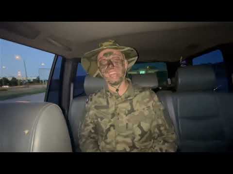 Młody ali wykonuje ostrzał w stronę szlaufów