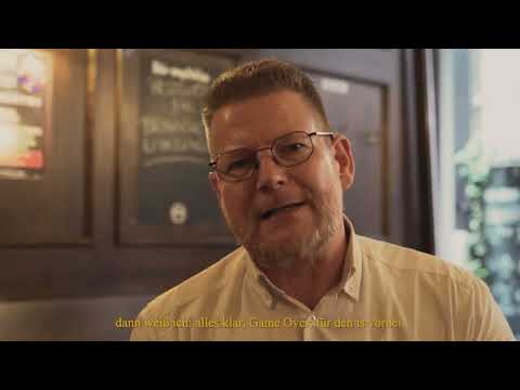 Der Köbes im Kölner Brauhaus