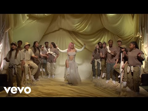Karol G interpretando «Mientras Me Curo del Cora» en vivo en Saturday Night Live
