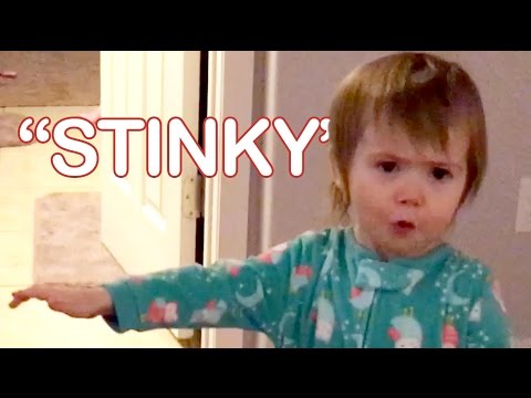 【超級爆笑】小女孩放了一個超大聲的屁，還想推託給妹妹 (Little Girl Loves to Fart)