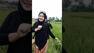 Download lagu Story wa cewek cantik joget lagu tendangan bantengan viral di tik tok part 5 mp3
