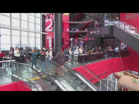 Rock & Roll Hall of Fame hosts Taylor Swift Fan Day on ... - YouTube