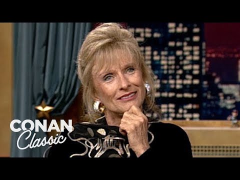 克洛麗絲-利奇曼在 "深夜與柯南-奧布萊恩 "節目中的表現。 (Cloris Leachman On "Late Night With Conan O'Brien")