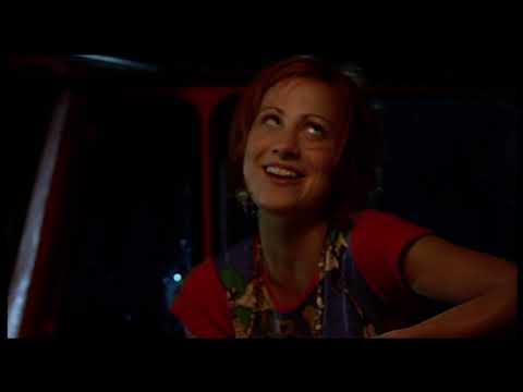 Sivi kamion crvene boje sa snimanja