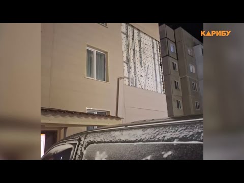 Обшивка зданий слетает, дорожные знаки ломаются, машины застревают. В Магадане снова бушует циклон.