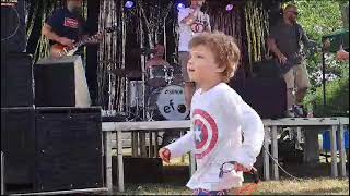 Video even flow (90´s tribute band) play the songs Rearviewmirror by  