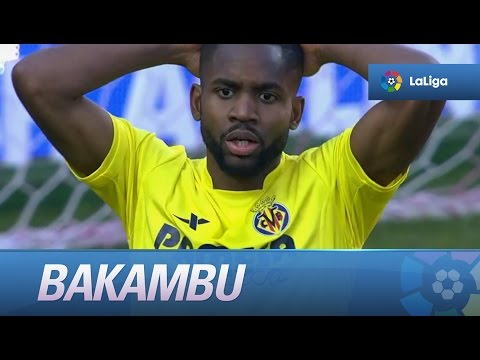 Rami despejando un remate de Bakambu tras regatearse a Sergio Rico