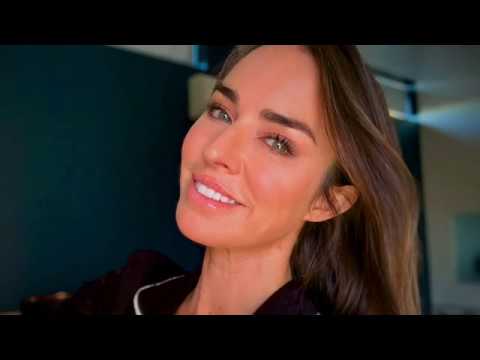 „Clarins Joli Blush“ kompaktiška skaistalų pudra „01 Cheeky Baby“, 5 g video
