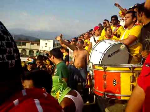 "Vikingos alentando. Aragua fc vs Tucanes" Barra: Los Vikingos • Club: Aragua