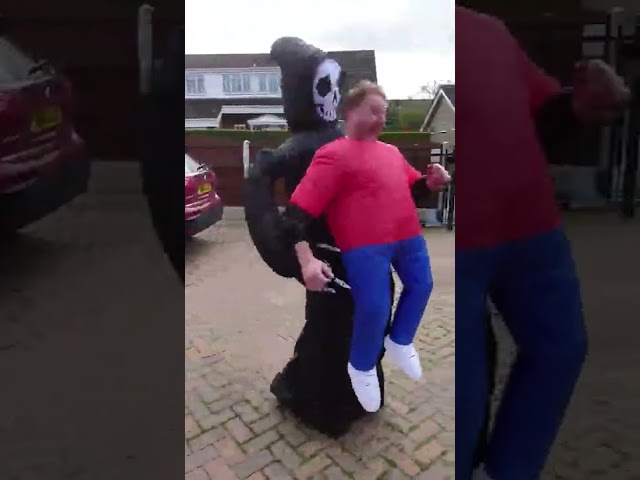 Vídeo relacionado con RHYTHMARTS Disfraz inflable verde para adultos, disfraz de monstruo inflable para Halloween, fiestas, Navidad, cosplay