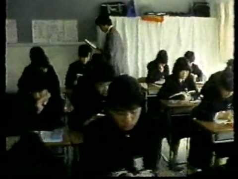 30年前のドラマで放送されたパンツ丸見えのスカート茶巾いじめ　スカートフェチ専用アダルトサイト　　スカートの奥から溢れる蜜