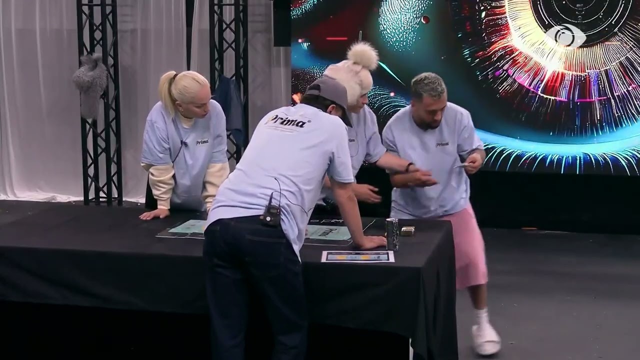 E keni grisur me dorë…./ Jozi diskuton me grupin tjetër gjatë realizimit të sfidës