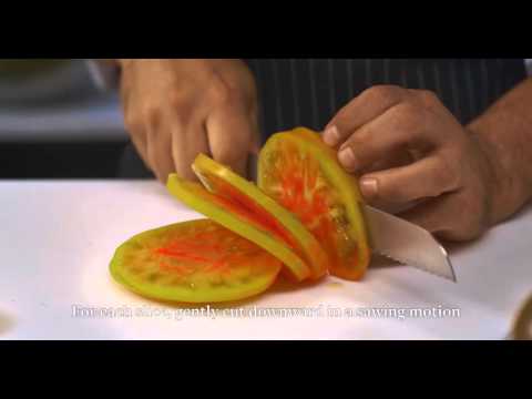 How to properly slice an heirloom tomato