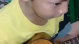 Download lagu viral anak kecil jago main ukulele nyanyi kau mengajarkan ku mengenal cinta mp3