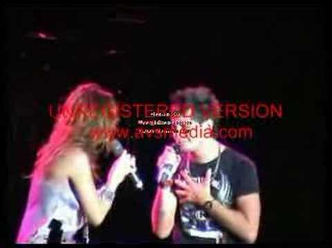 David Demaria en directo cantando con malu -Enamorada-
