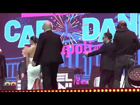 CAPODANNO A NAPOLI, BELEN NON VUOLE BALLARE UN LENTO CON STEFANO DE MARTINO. UN NO MOLTO STRANO