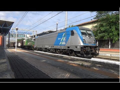 E494.554 di LocoItalia + DE520.002 con merci variegato di carri chiusi, in transito a Tor Vergata!