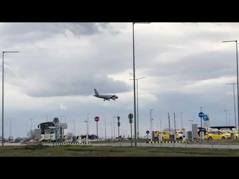 Hungarian Air Force A319 landing in Budapest